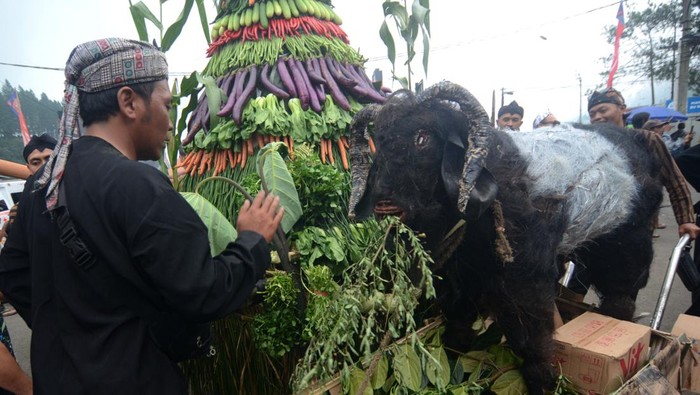 Warga berdoa saat ruwat bumi di Obyek Wisata Guci, Kabupaten Tegal, Jawa Tengah, Rabu (2/7/2025). Ritual ruwat bumi dengan memandikan dan menyembelih kambing kendit (lingkaran putih di badan) serta mengarak gunungan berisi hasil bumi tersebut sebagai wujud syukur warga atas rezeki yang melimpah serta wilayah di sekitar kaki Gunung Slamet dijauhkan dari bencana. ANTARA FOTO/Oky Lukmansyah/YU