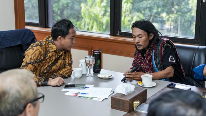 Menhut Raja Juli Antoni (kiri) dan  Abdul Haris Agam di kantor Kemenhut, Jakarta, Rabu (2/7/2025).