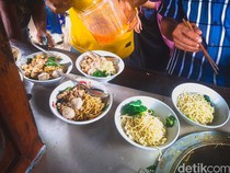 Mie Ayam Gerobak Legendaris di Jakarta hingga Bentuk Tumpeng Nyeleneh