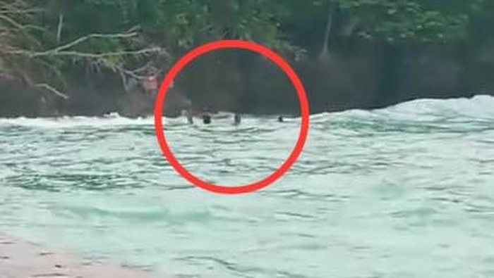 Momen evakuasi mahasiswa KKN UGM meninggal usai lonboat terbalik di Maluku Tenggara.