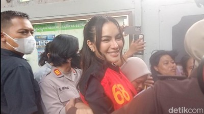 Tampilan Nikita Mirzani Selalu On Point di Persidangan
