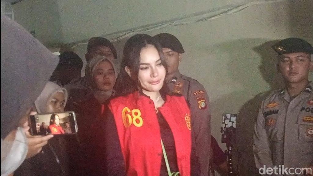 Nikita Mirzani Emosional hingga Jatuh Air Mata Dengar Kesaksian Anak