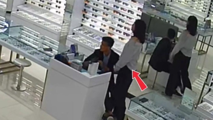 Pasutri berpakaian necis terekam CCTV mencuri kacamata puluhan juta di toko otik Senopati, Jaksel