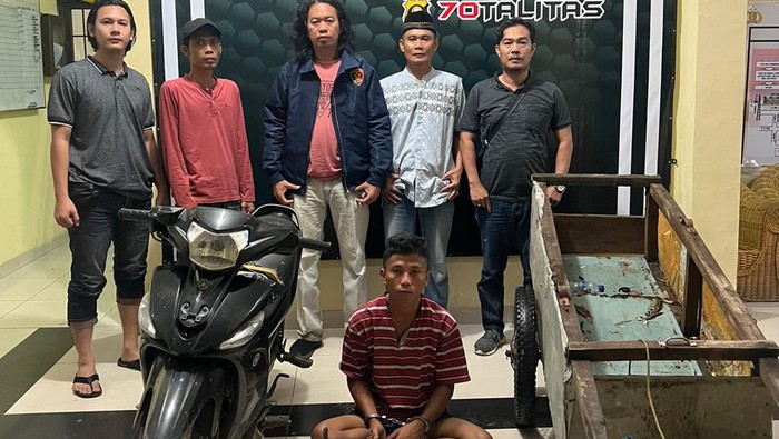 Pelaku yang mencuri 16 terali milik tetangganya saat diamankan polisi