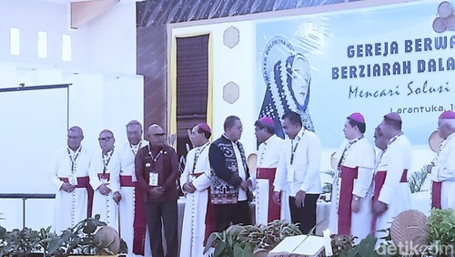 Uskup Agung Ende, Paulus Budi Kleden bersalaman dengan Gubernur NTT, Melky Laka Lena, di atas panggung gedung OMK Keuskupan Larantuka.