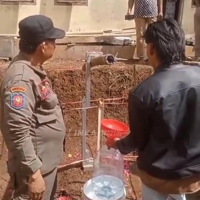 Penampakan bambu ajaib yang keluarkan air sendiri