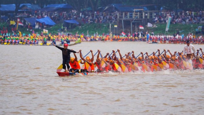 Penari cilik menari di ujung jalur. (Dok Dinas Pariwisata Riau)