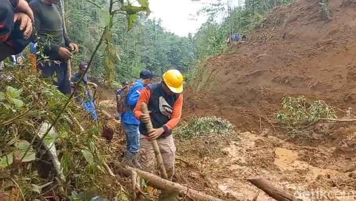 Pencarian korban hilang tertimbun longsor di Tasikmalaya.