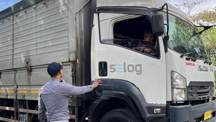 Salah satu truk yang ditertibkan di kawasan Patung Titi Banda, Denpasar, Rabu (2/7/2025).