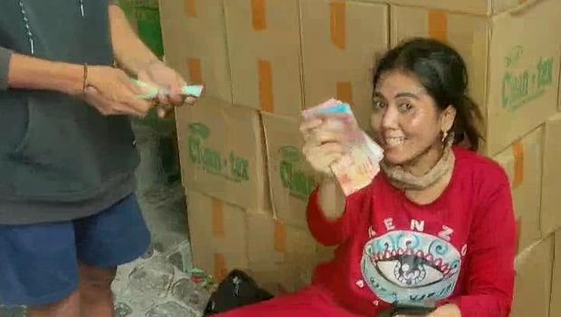 Penganiayaan kurir COD Pamekasan Zainal Arifin, ASN Pemkab Sampang dan istrinya sebelum menganiaya kurir COD di Pamekasan yang viral gegara paket tak sesuai pesanan