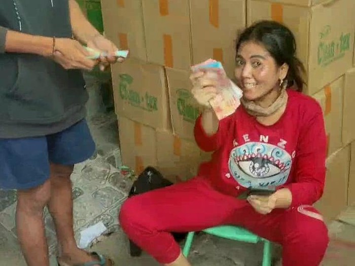 Zainal Arifin, ASN Pemkab Sampang dan istrinya sebelum menganiaya kurir COD di Pamekasan yang viral gegara paket tak sesuai pesanan