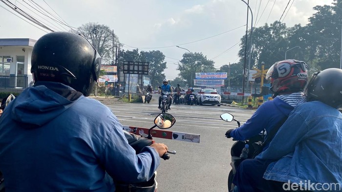 Pengendara kerap menerobos Perlintasan KA Gedebage, padahal palang pintu sudah menutup.