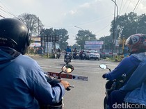 Sang Penantang Perlintasan KA Gedebage Bandung