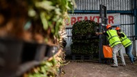 Pekerja mengangkut sampah organik untuk difermentasi di TPSA Bagendung, Cilegon, sebagai bahan bakar alternatif ramah lingkungan, Rabu (2/7/2025). ANTARA FOTO/Muhammad Bagus Khoirunas
