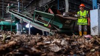Sampah organik diolah menjadi BBJP (Bahan Bakar Jumputan Padat), alternatif batu bara yang kini disuplai ke PLTU Suralaya di Kota Cilegon. ANTARA FOTO/Muhammad Bagus Khoirunas