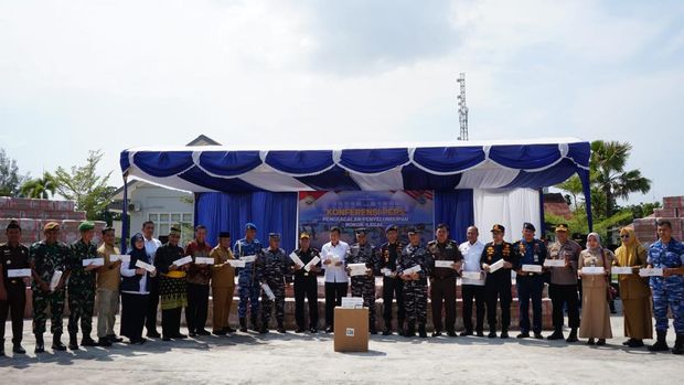 Penyelundupan 51.200.000 batang rokok ilegal asal Thailand menggunakan kapal kayu, KLM Harapan Indah 99 di Perairan Kuala Selat Akar, Kabupaten Bengkalis, Provinsi Riau berhasil digagalkan. (Dok. Bea Cukai)