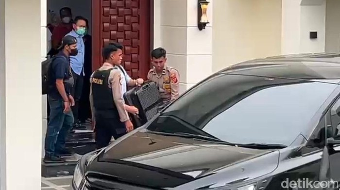 Penyidik KPK saat mengangkut koper usai menggeledah rumah Topan Ginting. (Foto: Finta Rahyuni/detikSumut).