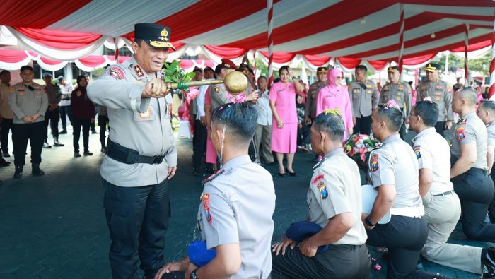 Penyiraman air bunga dan pemberian ucapan selamat secara simbolis oleh Kapolda Jatim kepada para anggota yang naik pangkat.