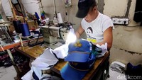 Yuyun salah satu pengelola konveksi mengaku pesanan pembuatan topi melonjak 90 persen. Dalam sekali pesan bisa mencapai 500 hingga 600 biji topi.