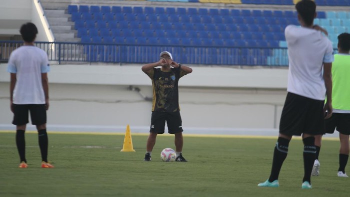Pelatih Persela Aji Santoso saat memimpin latihan di Stadion Surajaya Lamongan