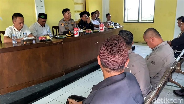 Kapolres Sukabumi AKBP Samian saat menggelar pertemuan dengan warga Cidahu buntut kasus perusakan villa Ninna.