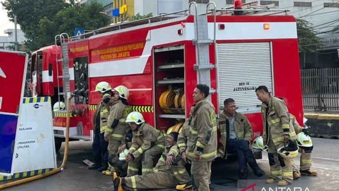 Petugas Damkar di RS Hermina Jatinegara