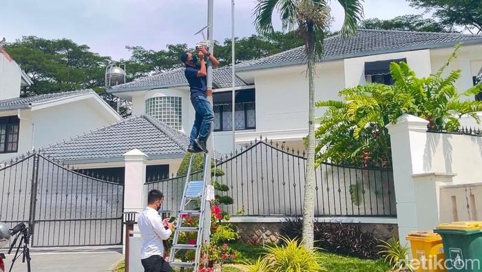 Petugas dari KPK saat mengecek CCTV di depan rumah Topan Ginting. (Finta Rahyuni/detikSumut)