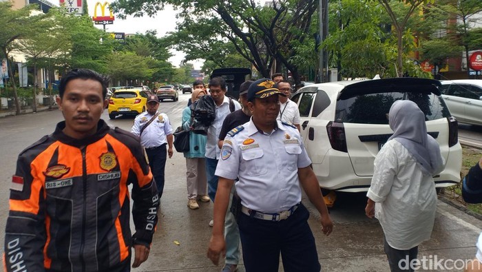 Petugas menertibkan kendaraan parkir liar di depan Mal Panakkukang, Makassar.
