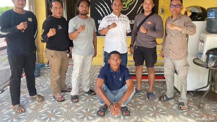 Petugas mengamankan sementara Henderikus di Polrestabes Banjarmasin. Foto: Dokumentasi Kanwil Ditjenpas Kalteng