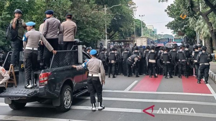 Petugas saat membubarkan unjuk rasa para pengemudi truk di Jalan Medan Merdeka Selatan, Jakarta, Rabu (2/7/2025). ANTARA/Khaerul Izan.