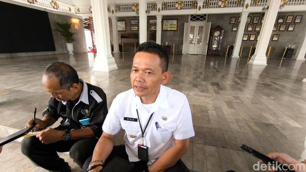 Deden Kurniawan, Kepala Badan Pengelolaan Keuangan dan Aset Daerah (BPKAD) Kabupaten Kuningan merespons tuntutan massa PKL.