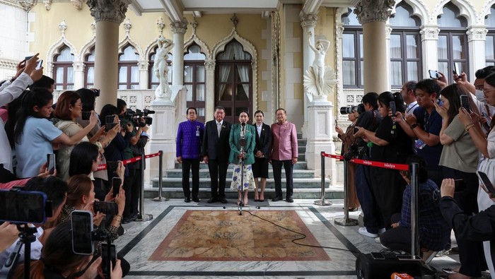 PM Thailand Diskors Gegara Rekaman Teleponnya Bocor Thailand's Prime Minister Paetongtarn Shinawatra looks on, after Thailand's Constitutional Court suspended her from duty pending a case seeking her dismissal, at the Government House in Bangkok, Thailand, July 1, 2025. REUTERS/Athit Perawongmetha