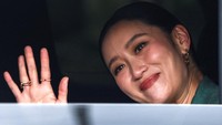 Politisi konservatif menilai Paetongtarn tunduk pada Kamboja dan melemahkan militer Thailand. Ia menyebut pernyataannya hanya taktik negosiasi dan tak ada masalah dengan militer. (REUTERS/Athit Perawongmetha)