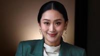 Penangguhan ini terjadi setelah sekelompok Senator Thailand yang beraliran konservatif mengajukan gugatan atas dugaan pelanggaran etika perdana menteri. (REUTERS/Athit Perawongmetha)