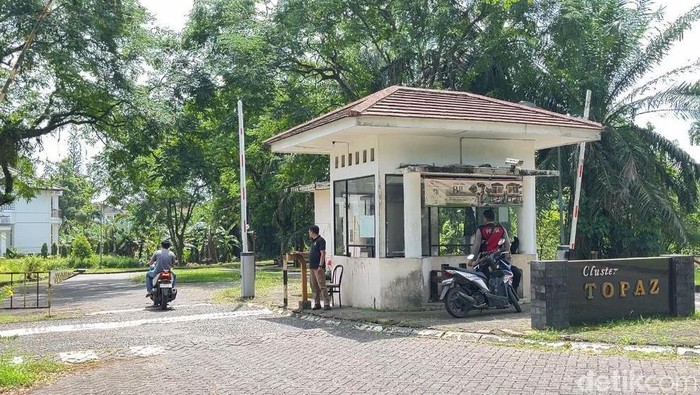 Polisi berjaga di depan pintu masuk Cluster Topaz, lokasi rumah Topan Ginting, di Medan. (Finta Rahyuni/detikSumut)