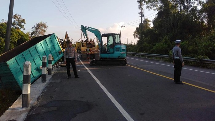 Polisi saat melakukan olah TKP kecelakaan truk beruntun