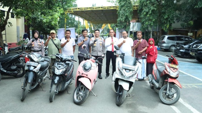 Polres Bangkalan mengembalikan motor matik milik warga Surabaya yang dicuri 6 tahun silam.