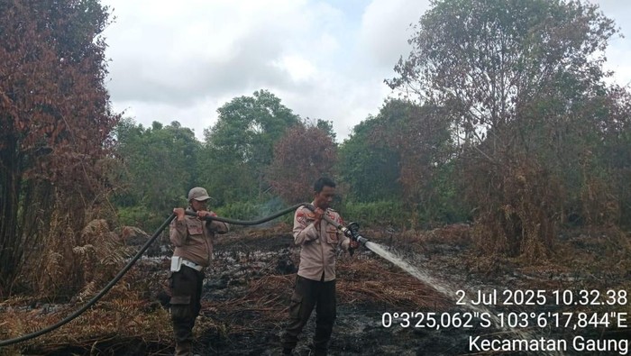 Polres Inhil merespons cepat kebakaran lahan seluas 5 hektare di Desa Simpang Luar, Rabu (2/7/2025).