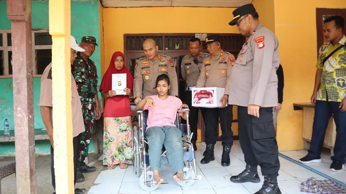 Polres Metro Bekasi beri bantuan kursi roda ke warga yang alami kelumpuhan dari lahir