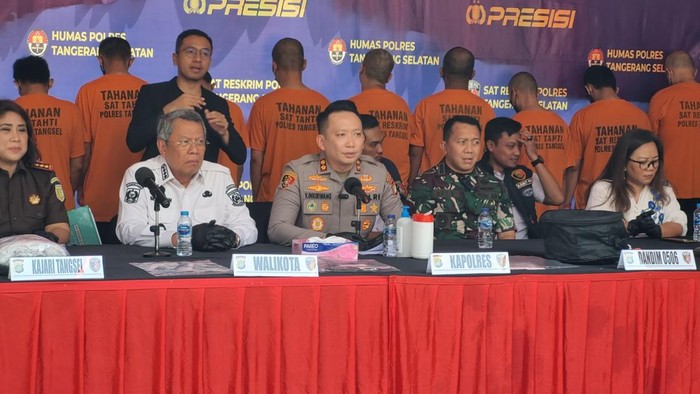 Polres Tangsel menggelar konferensi pers pengungkapan kasus kekerasan seksual, Rabu (2/7/2025). Sebanyak 10 tersangka ditangkap selama April-Juni 2025.