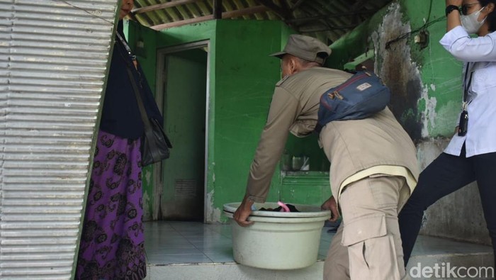 Ponten di Taman Jalan Lumumba, Ngagel yang viral diduga beralih fungsi menjadi tempat tinggal.