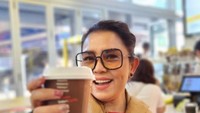 Penyanyi 53 tahun ini biasanya mengunggah video reels dalam Instagram berisi kumpulan foto-fotonya saat jalan-jalan sampai cicip kopi. Foto: Instagram @mayangsari_official