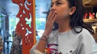 Keseruannya saat berburu takjil ketika bulan puasa di salah satu toko kue elite juga tak kalah seru. Mayang sampai bingung mau jajan apa. Foto: Instagram @mayangsari_official