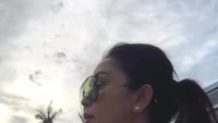 Menikmati sore sambil ditemani secangkir kopi hangat jadi cara Mayang untuk menghabiskan waktu luangnya. Foto: Instagram @mayangsari_official