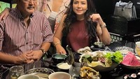 Kalau ini momen makan malam Mayang dan keluarganya, lengkap dengan menu shabu-shabu ala Jepang. Foto: Instagram @mayangsari_official