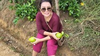 Tak hanya ngopi cantik saja, Mayang paling semangat kalau panen buah-buahan di kebunnya yang ada di kampung halaman. Foto: Instagram @mayangsari_official