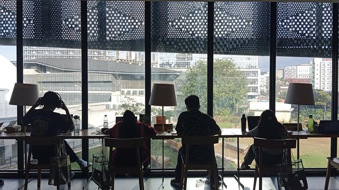 Potret Pengunjung Perpustakaan Cikini Jakarta