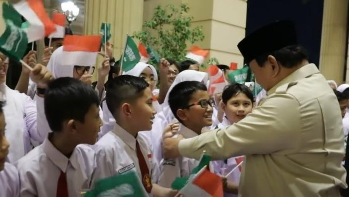 Prabowo saat menyapa murid SD Indonesia di Jeddah (dok. YouTube Setpres)