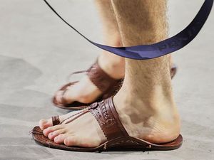 Banjir Kritik, Prada Akhirnya Akui Sendal di Catwalk Terinspirasi India