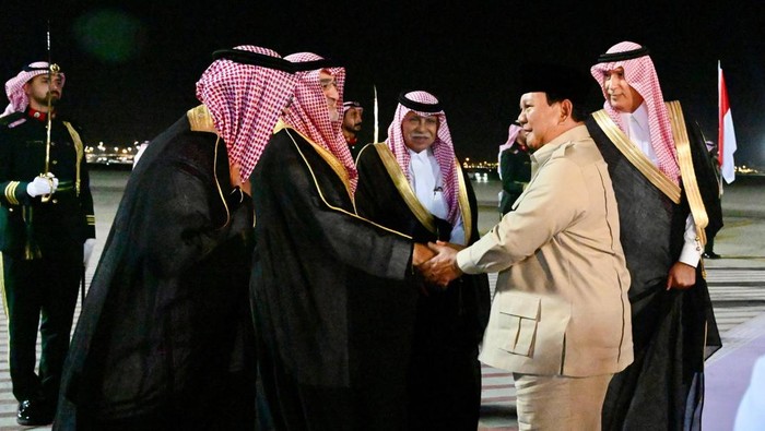 Presiden RI Prabowo Subianto tiba di Jeddah, Arab Saudi untuk memulai kunjungan kenegaraan (dok. Rusman - Biro Pers Sekretariat Presiden)